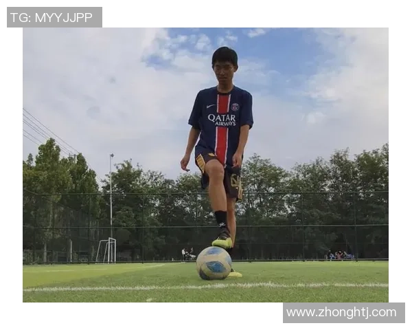 赛前颠球展现技巧与魅力 足球场上的颠球高手盘点