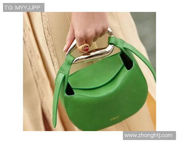 足球球星挎包潮流风向标打造运动与时尚完美融合的时尚单品